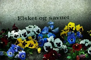 Gravsten med teksten elsket og savnet
